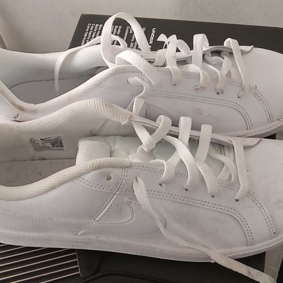 White Low cut Nike shoes - Picture 3 of 3